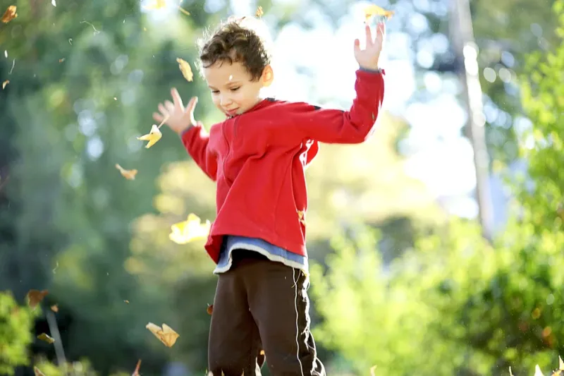  Cuando un niño con trastorno bipolar presenta síntomas, se denomina episodio. Entre estos episodios puede volver a su comportamiento y estado de ánimo habituales