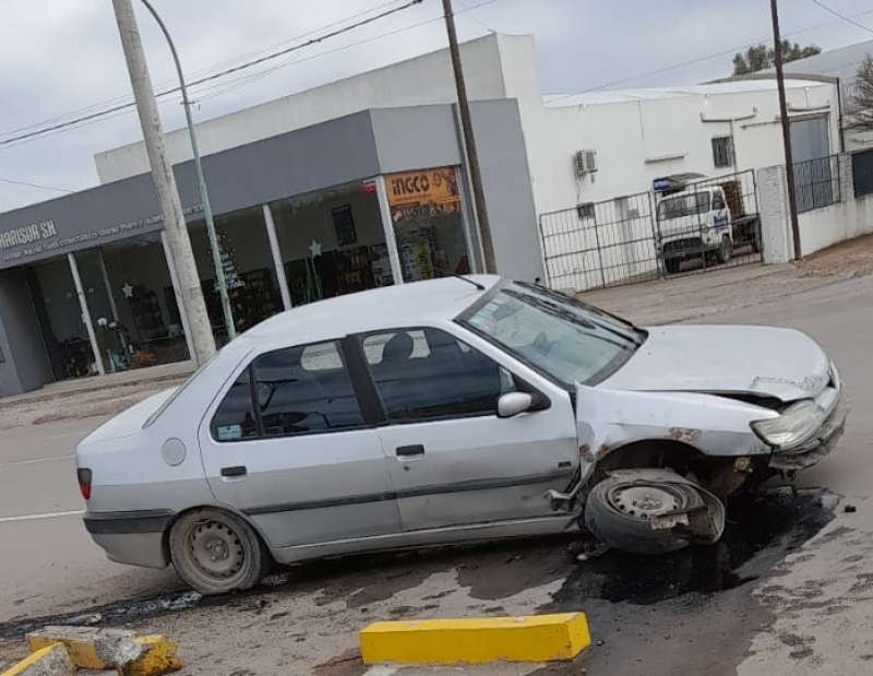 Otro accidente esta mañana. Una obra muy mal hecha sigue provocando accidentes evitables