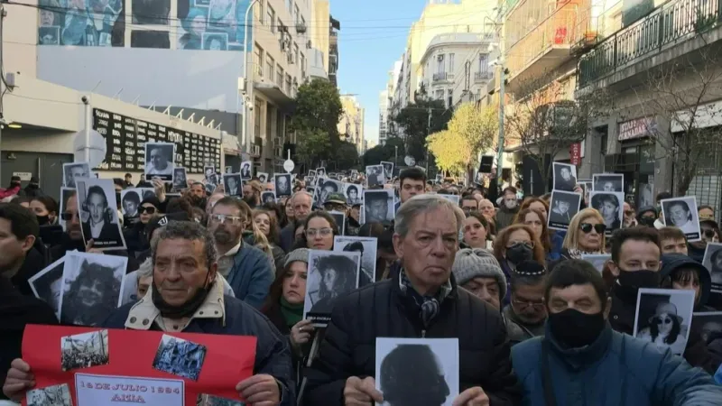  Familiares de las víctimas del atentado a la AMIA en una marcha reclamando justicia