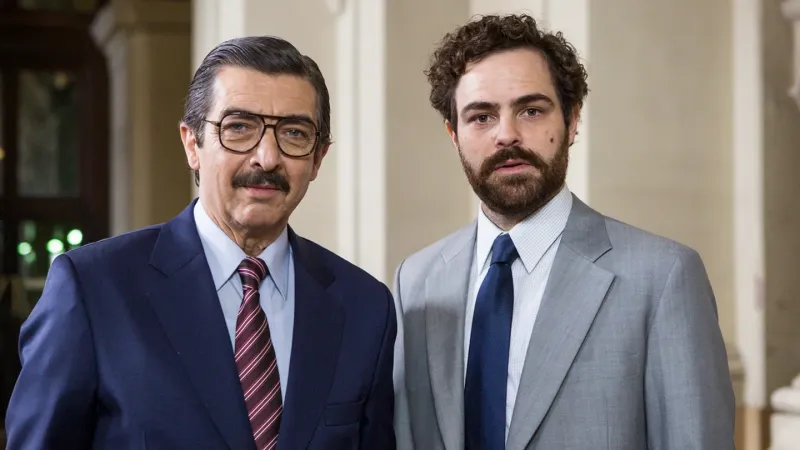 Ricardo Darín, como el fiscal Julio Strassera, y Peter Lanzani, como Luis Moreno Ocampo. (Foto: Lina Etchesuri/Amazon Studios/La Unión de los Ríos/Kenya Films/Infinity Hill)