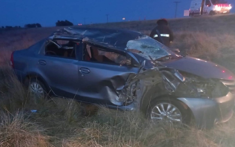 El Etios luego del choque por alcance y vuelco en la Ruta 3. Foto La Voz del Pueblo