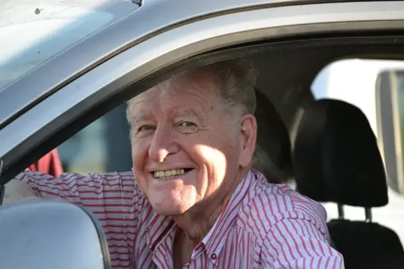 Harriott mirando un partido desde el auto