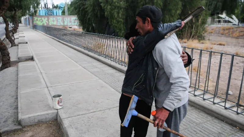 Irene y Fabián se dan un abrazo antes de comenzar a laburar en La Costanera