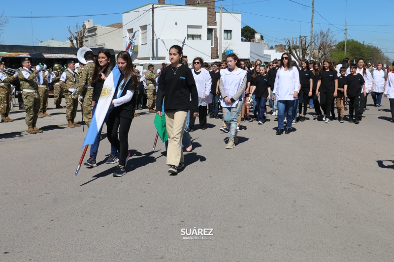 Más de 40 instituciones participaron del tradicional desfile por las calles de Huanguelén