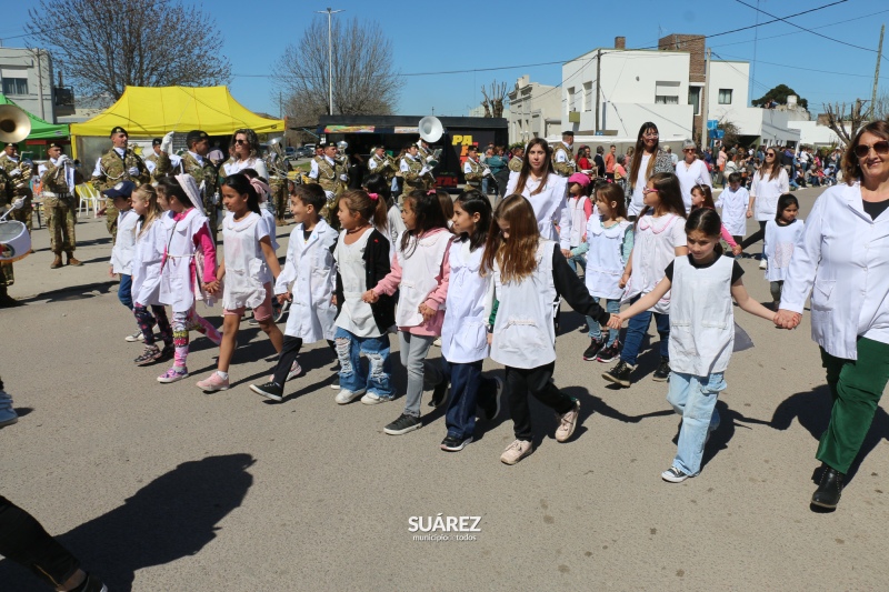 Más de 40 instituciones participaron del tradicional desfile por las calles de Huanguelén