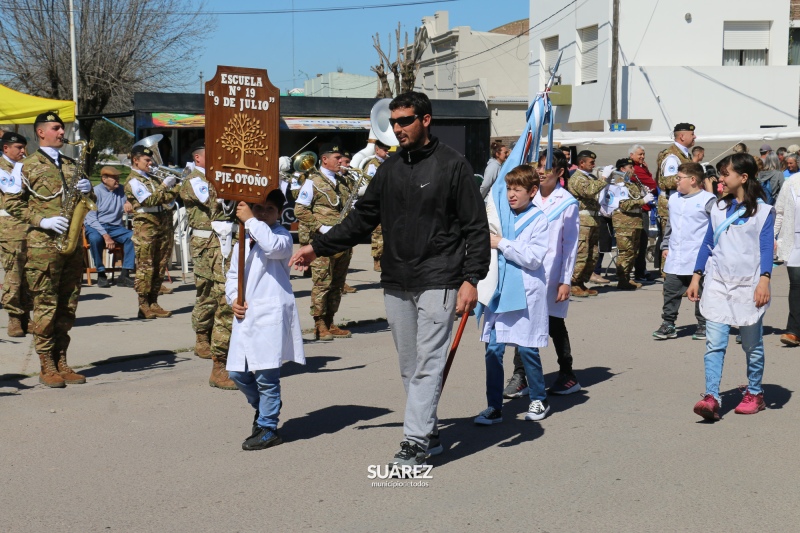 Más de 40 instituciones participaron del tradicional desfile por las calles de Huanguelén