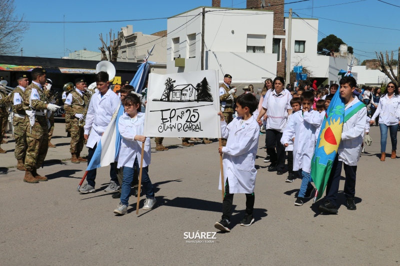 Más de 40 instituciones participaron del tradicional desfile por las calles de Huanguelén