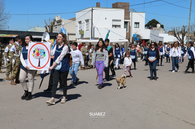 Más de 40 instituciones participaron del tradicional desfile por las calles de Huanguelén