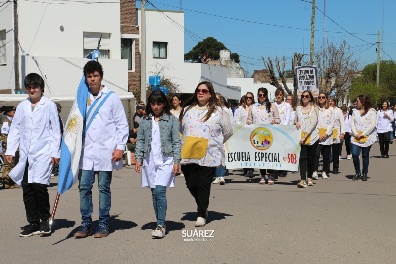 Más de 40 instituciones participaron del tradicional desfile por las calles de Huanguelén