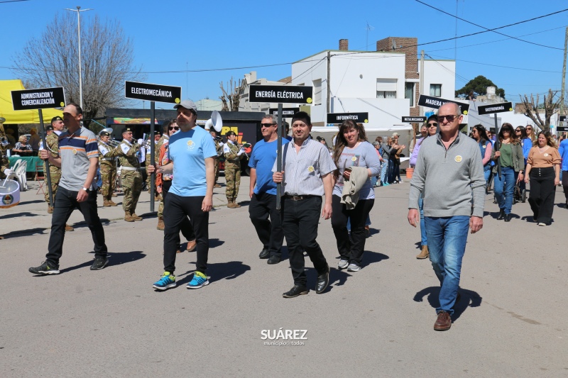 Más de 40 instituciones participaron del tradicional desfile por las calles de Huanguelén