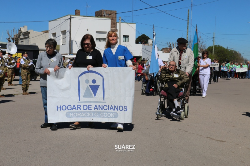 Más de 40 instituciones participaron del tradicional desfile por las calles de Huanguelén