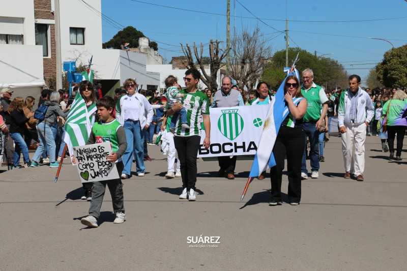 Más de 40 instituciones participaron del tradicional desfile por las calles de Huanguelén