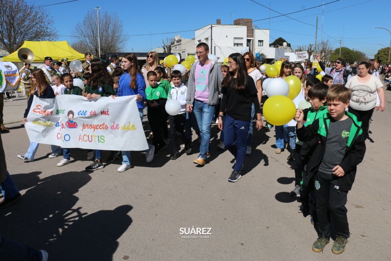 Más de 40 instituciones participaron del tradicional desfile por las calles de Huanguelén