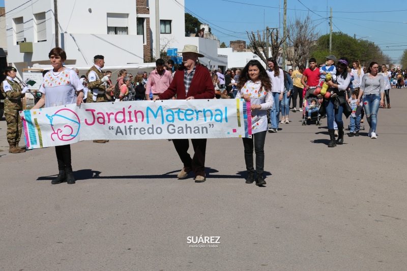 Más de 40 instituciones participaron del tradicional desfile por las calles de Huanguelén