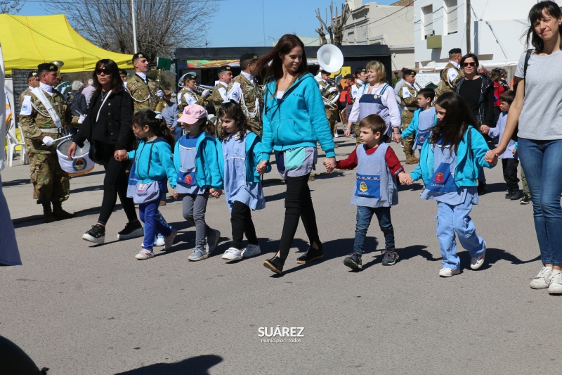 Más de 40 instituciones participaron del tradicional desfile por las calles de Huanguelén