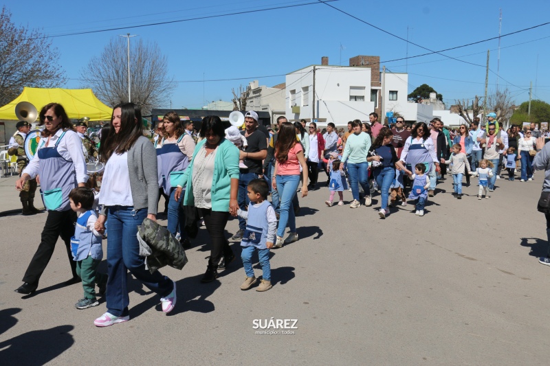 Más de 40 instituciones participaron del tradicional desfile por las calles de Huanguelén