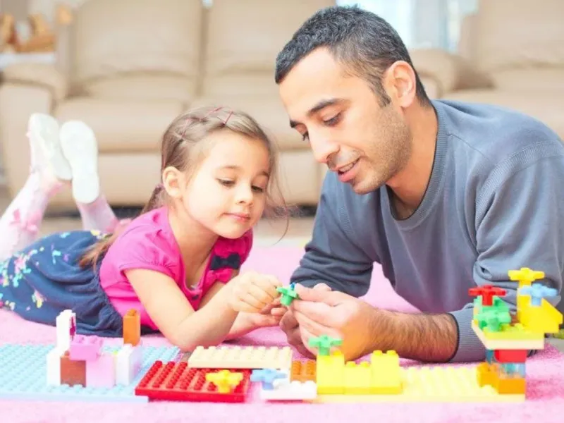 Los especialistas recomendaron crear juegos divertidos en el camino a la escuela, como el juego del avión o la rayuela en la acera. Juega a hacer cuentas en el supermercado. Lee con tu hijo, haciendo pausas y dejando que el niño embellezca la historia