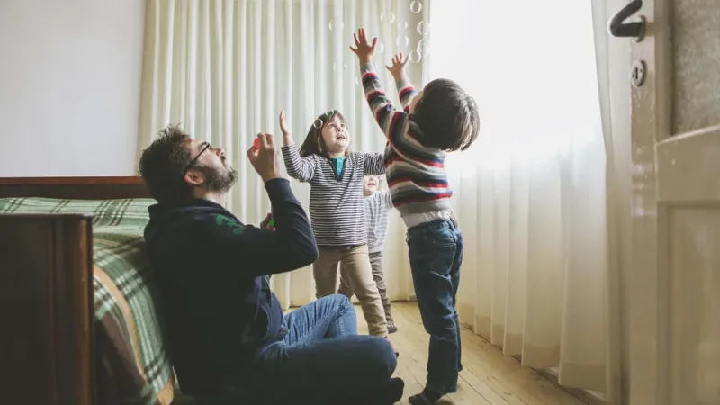  Un nuevo estudio del Reino Unido descubrió que los niños tienen un mejor desempeño en la escuela primaria cuando sus padres pasan tiempo regularmente interactuando con ellos a través de la lectura, el juego, contando historias, dibujando o cantando