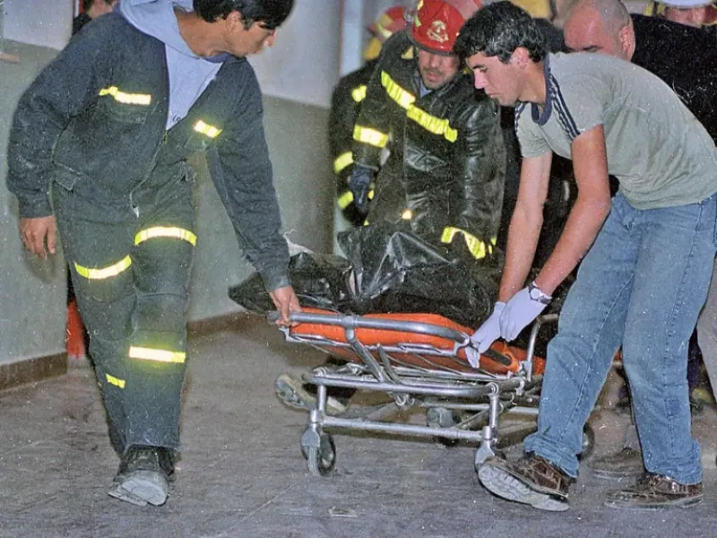 Bomberos trasladan el cuerpo de uno de los tres alumnos asesinados en la escuela Islas Malvinas donde un alumno mato a tres compañeros e hirio a otros cinco, a la morgue del hospital de Carmen de Patagone