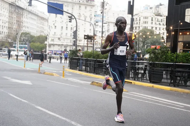  Ngeno debió conformarse con el tercer puesto en la Maratón de Buenos Aires de 2023 luego de ser atacado por un perro en plena competencia (Franco Fafasuli)