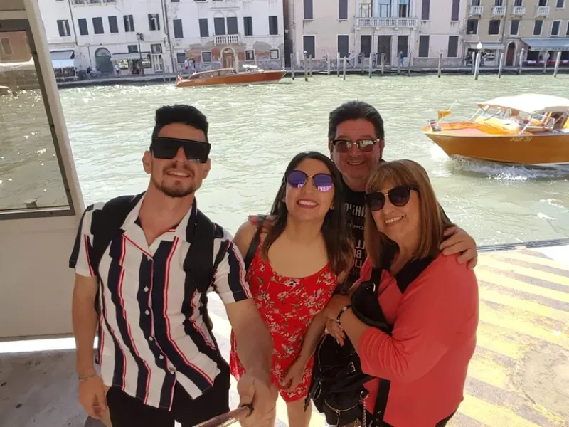 Leandro con sus padres y Yanina en Venecia