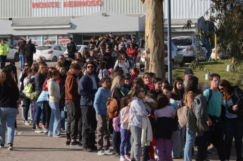  La gente se acercó en gran marco.