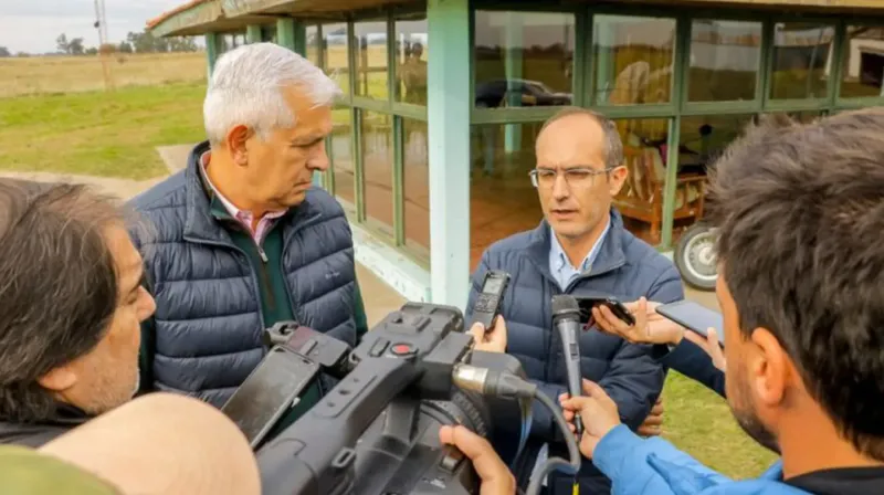 El intendente kirchnerista Marcos Pisano en mayo de 2022, cuando fue acompañado por el entonces ministro de Agricultura, Julián Domínguez, en un recorrido de zonas inundadas. (Foto: diario La Mañana de Bolívar)