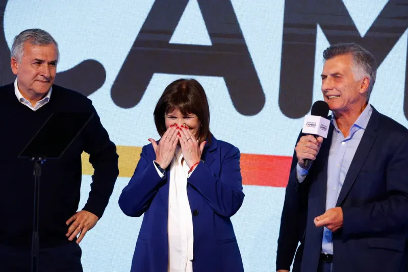 Mauricio Macri junto a Patricia Bullrich en el búnker de Juntos por el Cambio el día de las PASO (REUTERS)