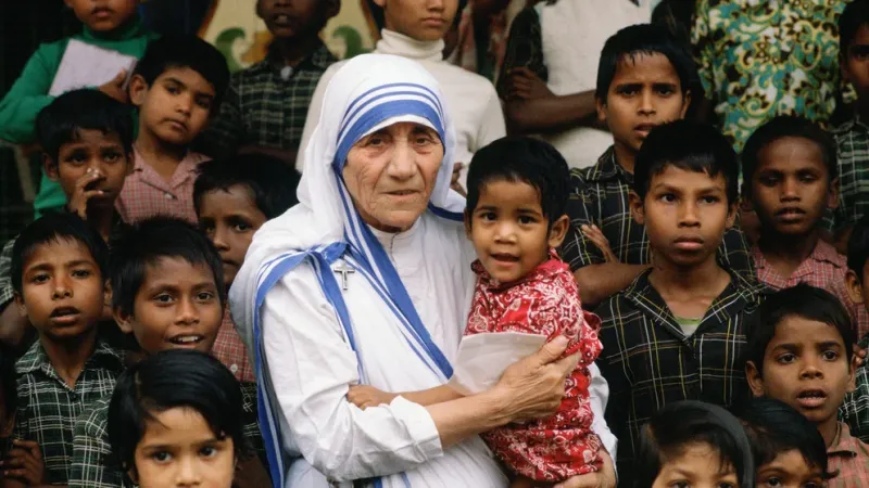 La Madre Teresa de Calcuta fue convertida en santa por la Iglesia católica 19 años después de su muerte, un plazo récord para los tiempos canónicos. Su vida estuvo dedicada a los pobres y no exenta de polémicas (Tim Graham/Corbis via Getty Images)