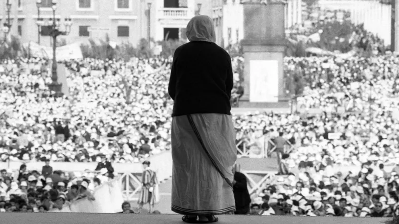  La Madre Teresa se convirtió en una celebridad mundial en los años setenta. En 1979 obtuvo el Premio Nobel de la Paz. Esta imagen es de una clebración en la plaza de San Pedro en el Vaticano que tuvo lugar en 1984 y a la que concurrieron más de 200.000 p