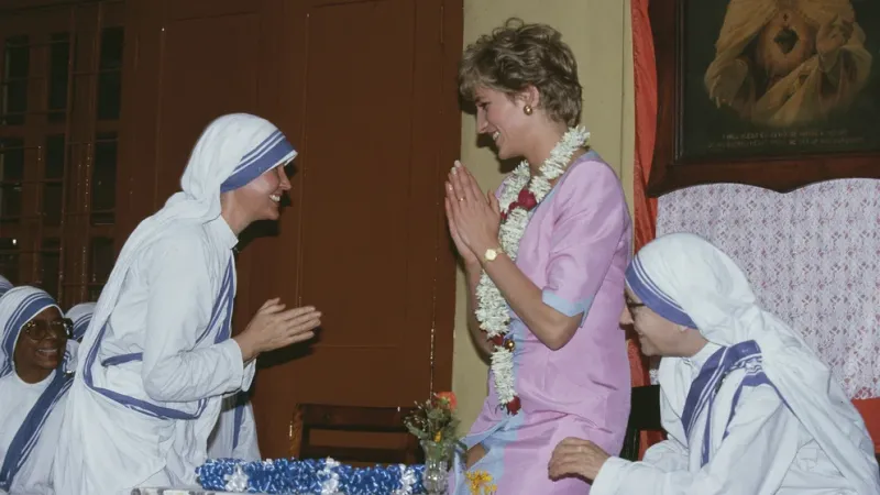  Lady Di con Hermanas pertenecientes a la congregación de Teresa de Calcuta, Las Misioneras de la caridad. Diana y Teresa murieron con cinco días de diferencia (Jayne Fincher/Princess Diana Archive/Getty Images)