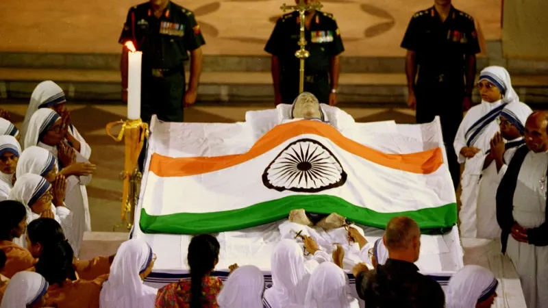  La madre Teresa de Calcuta recibió un funeral de estado por parte de India, sólo comparable a los que tuvieron lugar tras la muerte de Gandhi y Nehru (Patrick Robert/Sygma/CORBIS/Sygma via Getty Images)