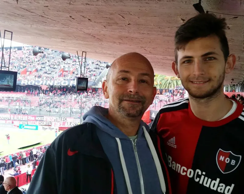 El médico de Messi y su hijo, fanáticos de Newells. (Gentilezas de Diego Schwarzstein)