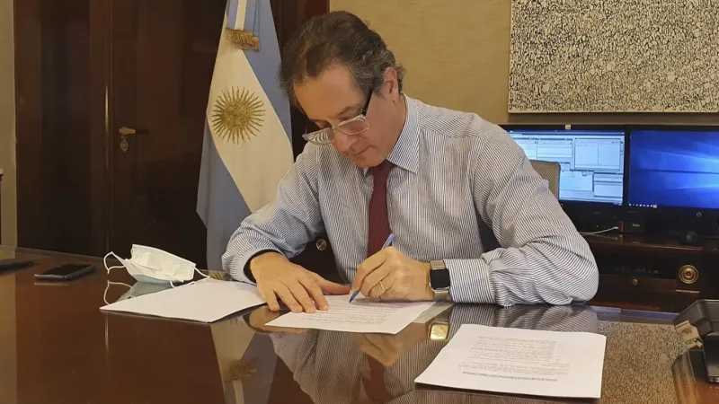 Una disposición del Banco Central, que dirige Miguel Ángel Pescele puso fin a las transferencias inmediatas de Mercado Pago (Foto: NA)