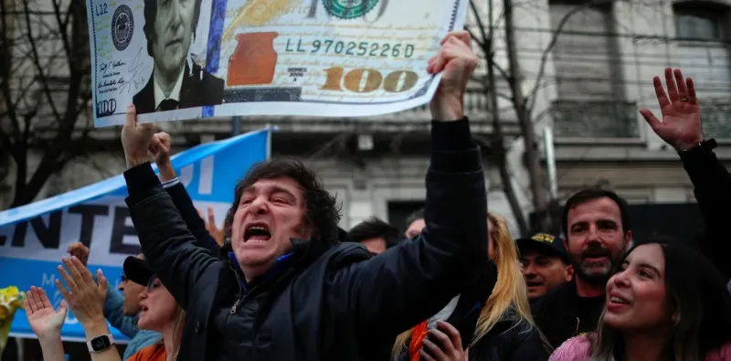 Javier Milei, con una réplica de un billete de la moneda norteamericano con su cara. 