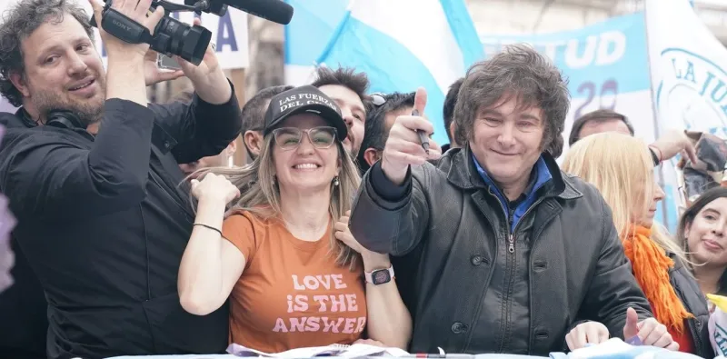 Javier Milei y su candidata a gobernadora bonaerense Carolina Píparo, esta semana, en recorrida de campaña electoral por la ciudad de La Plata. Foto Martín Bonetto.