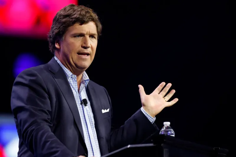 El presentador de Fox News Tucker Carlson habló en la conferencia de Palm Beach, Florida