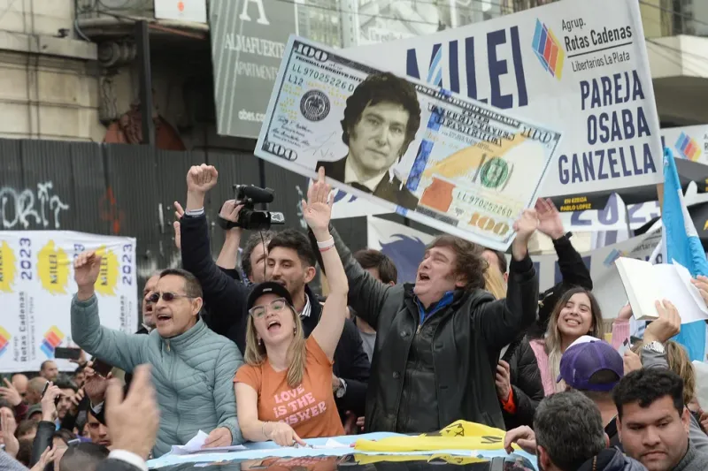  Milei con una gigantografía de un billete de 100 dólares con su rostro (Fotos: Aglaplata)