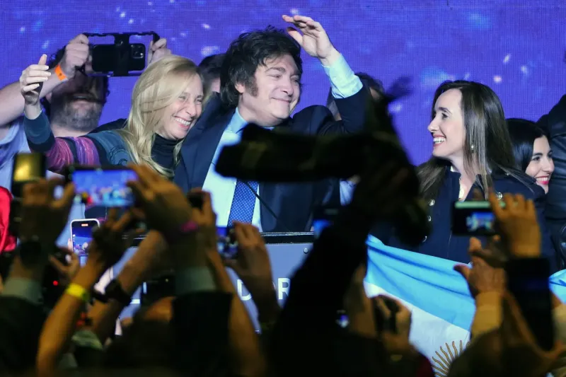 Javier Milei, aspirante presidencial, en el centro, su hermana Karina, a la izquierda, y su compañera de fórmula Victoria Villarruel, izquierda. (Foto: Natacha Pisarenko)Por: AP