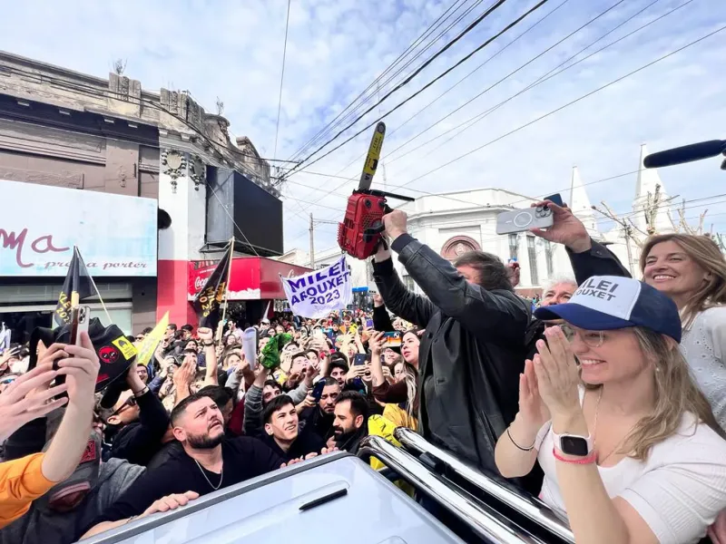 Las perlitas de la recorrida de Javier Milei en Olavarría: motosierra, jubilados y perros autografiados