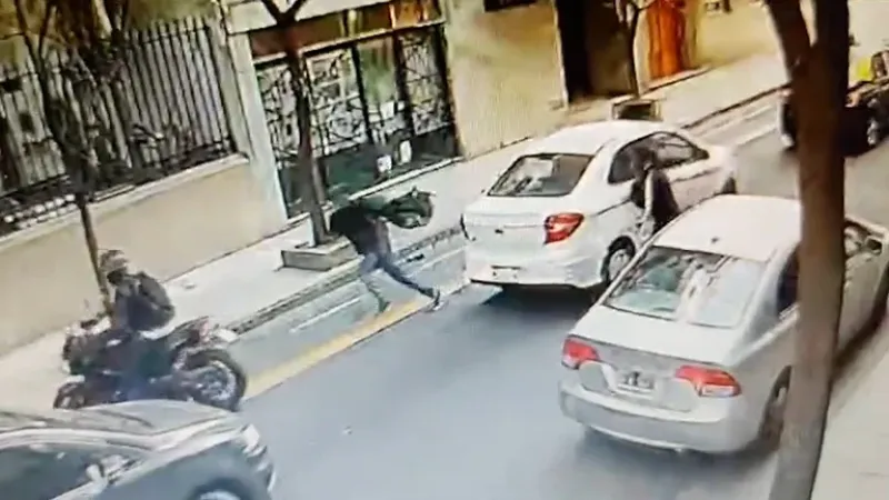  El momento en que uno de los motochorros huye con el bolso