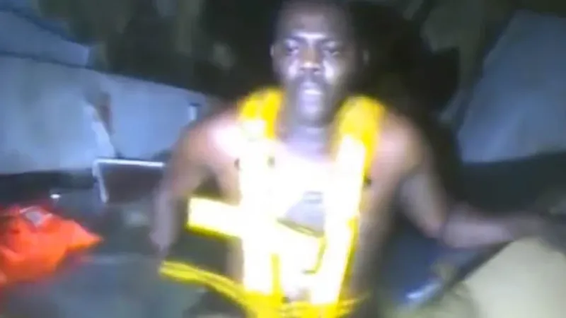  La madrugada del domingo 26 de 2013, el hombre viajaba en el AHT Jascon-4, un remolcador de buques tanque de petróleo de la multinacional Chevron sobre el delta del Níger, a 30 kilómetros de la costa nigeriana