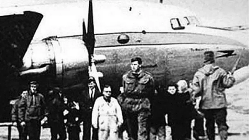  El 28 de septiembre de 1966, 18 militantes nacionalistas secuestraron un avión de Aerolíneas Argentinas, aterrizaron en las islas Malvinas e izaron la bandera nacional. El dueño de Crónica iba en ese vuelo preparado para la gran primicia de su vida (Créd