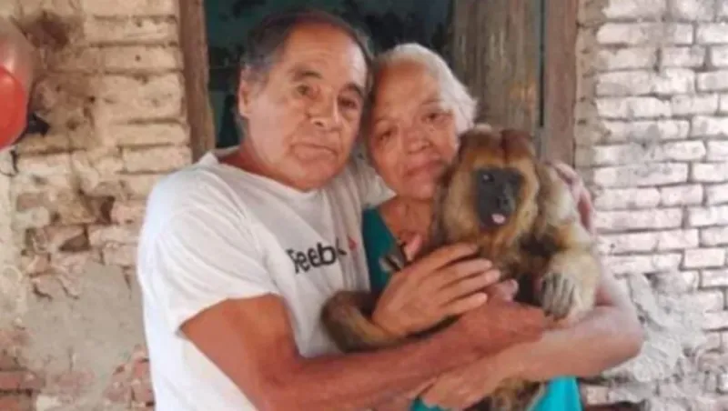 Seis meses sin ”Panchita”. En Carhué la extrañan y reclaman por su vueltaNélida y Néstor con Panchita. La última foto antes de que se la llevaran.