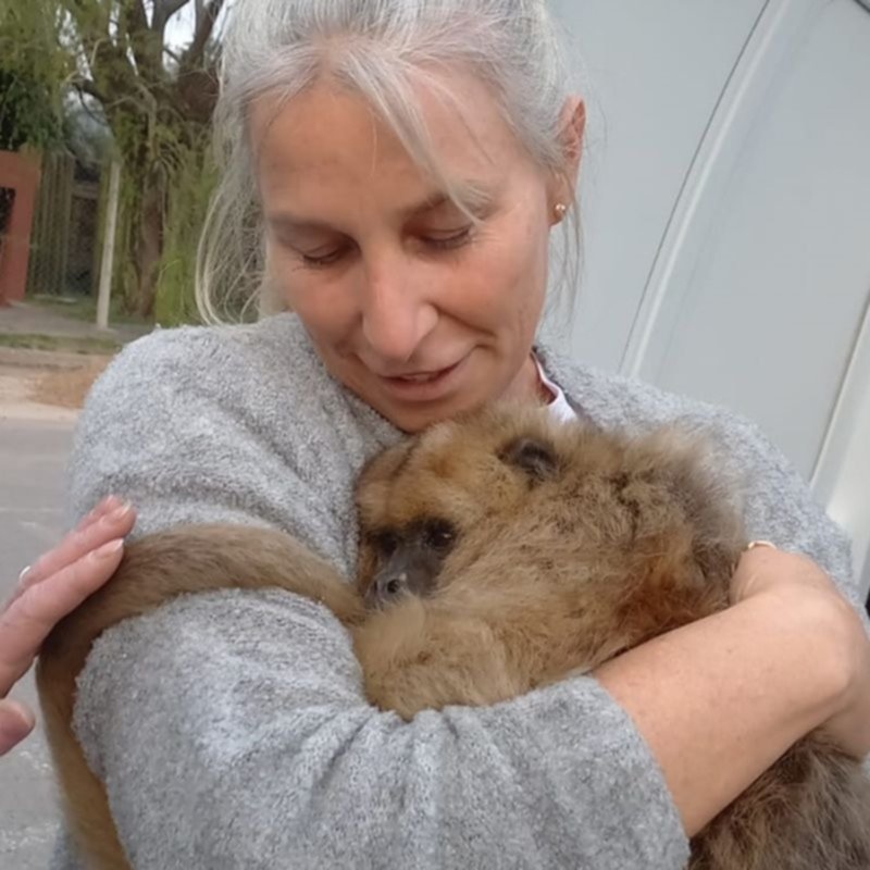 Laiza no suelta a la persona que le salvó la vida y la crió