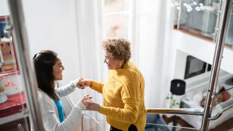  Adoptar conductas que benefician la salud cognitiva, incluido el ejercicio regular y patrones de alimentación saludables como la dieta mediterránea ayudan en la prevención de la enfermedad (Getty Images)