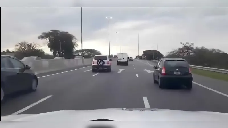 Los ladrones chocaron contra una camioneta que estaba estacionada. (Foto: captura de video).