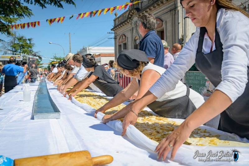 El Cronista invita a visitar la colonia alemana que tiene el récord del strudel más largo de Argentina