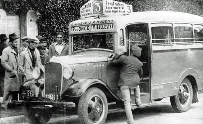 Un colectivo Chevrolet de 1934 o1935, de la línea 3 que unía Plaza Miserere con Villa Ballester