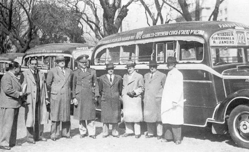 Con el correr de los años, las carrocerías fueron cambiando para poder transportar más pasajeros. En la foto, inauguración de la Línea 102 en 1944 